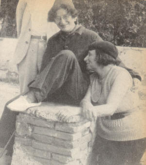 Simone Weil 1936 mit Fuß und Mutter